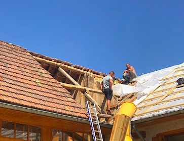 Équipe de couvreurs en intervention sur une toiture