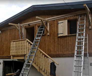 Intervention du Couvreur Franz Karl toitures avec échelle sur une maison en bois.