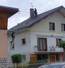 Couvreur montant à l'échelle pour une intervention sur un toit. FRANZ KARL toitures